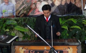 dirigiendo-electro-marimba-en-su-14o-aniversario-2015